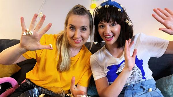 Lena Kupke und Alexandra Schiller spielen im Sketch "Samira & Melly", zwei verpeilte Girls, die als Musikerinnen berühmt werden wollen. | Rechte: ZDF/Katja Inderka