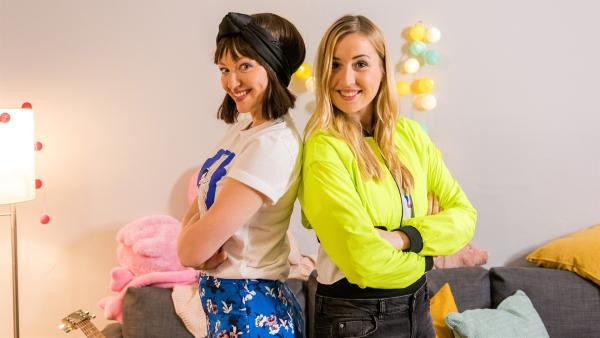 Alexandra Schiller und Lena Kupke spielen im Sketch "Samira & Melly", zwei verpeilte Girls, die als Musikerinnen berühmt werden wollen. | Rechte: ZDF/Katja Inderka