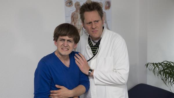 Marti Fischer schlüpft für die Promi-Parodien in seiner Sendung "Leider lustig" in verschiedene Rollen. In Folge 1 ist er als Jogi Löw beim Arzt. | Rechte: ZDF/Katja Inderka