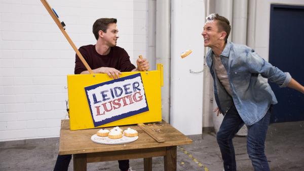 Marti Fischer und sein Gast Eric Mayer testen eine Tortenwurfmaschine. Punkte gibt es bei "Leider lustig" nur wenn einer getroffen wird. | Rechte: ZDF/Katja Inderka