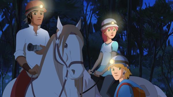 (v.l.:) Angelo, Anna und Nico abends auf der Suche nach dem “Bleichen Pferd”. | Rechte: hr/Télé Images