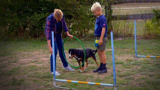 Hundetrainerin mit Kind und Hund