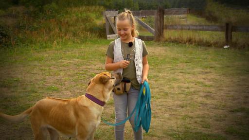 Mädchen mit Hund