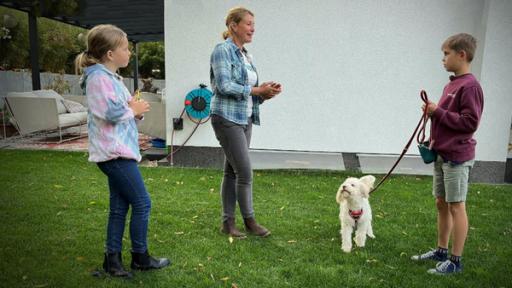 Hundelehrerin mit zwei Kindern und Hund