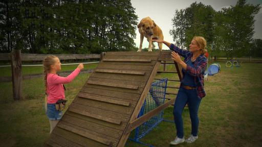 Hundetrainerin mit Mädchen und Hund