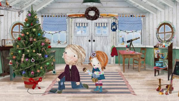 Papa und Lily schmücken den Weihnachtsbaum.  | Rechte: KiKA/Sixteen South