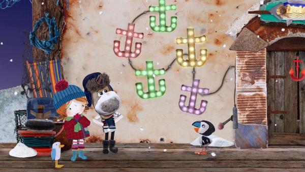 Stolz zeigt Salty Lily die Lichterkette, mit der er und Puffin auch sein Haus weihnachtlich geschmückt haben. | Rechte: KiKA/Sixteen South