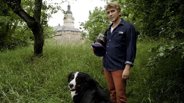Fritz Fuchs (Guido Hammesfahr) will mit seinem Hund Keks dem Gespenst der alten Burg auf die Schliche kommen. | Rechte: ZDF/Antje Dittmann