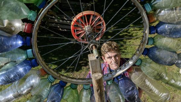 Eine von Fritz' (Guido Hammesfahr) spaßigsten Erfindungen: das Windrad für den Garten. | Rechte: ZDF/Antje Dittmann