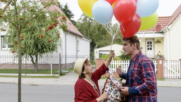 Ob Fritz' (Guido Hammesfahr) Erfindung so genial ist wie gedacht? Der Luftballon-Rucksack soll seiner Oma (Us Conradi) das Einkaufen zum ultraleichten Vergnügen machen. | Rechte: ZDF/Antje Dittmann