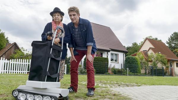 Fritz Fuchs' (Guido Hammesfahr) Erfindungskunst hat zugeschlagen: Der ferngesteuerte  Einkaufstrolley kann nun sogar Bürgersteige hoch und runter fahren. Oma Ilse (Us Conradi) ist am Ziel ihrer Wünsche. | Rechte: ZDF/Antje Dittmann
