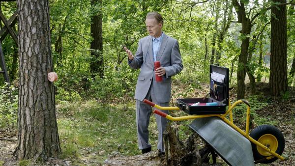 Ordnungsamtmann Kluthe (Holger Handtke)  hofft auf die goldene Mitarbeitermedaille, wenn er sich als Forsthilfe nützlich macht. Aber irgendwie scheint der Wald nicht sein Freund zu sein. | Rechte: ZDF/Antje Dittmann