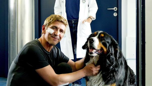 Fritz Fuchs' (Guido Hammesfahr) Hund Keks ist durch die Krankenhausgänge geirrt. Fritz freut sich , dass er ihn wiedergefunden hat. Ärztin im Hintergrund (Susan Sideropoulos). | Rechte: ZDF/Ole Schwarz