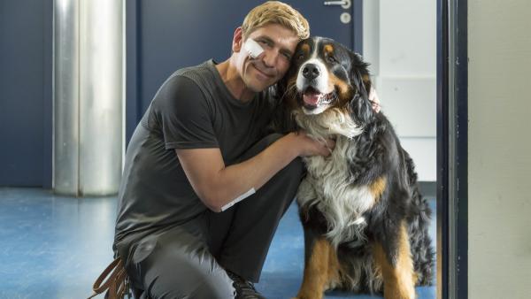 Wenn man da nicht gesund wird! Fritz Fuchs (Guido Hammesfahr) hat seinen Hund Keks in den Krankenhausgängen wiedergefunden. | Rechte: ZDF und Ole Schwarz
