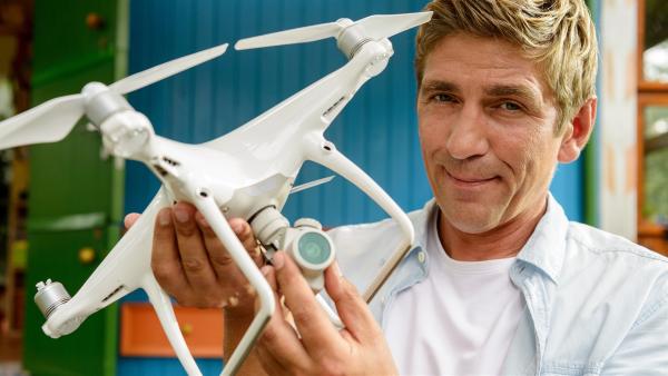 Fritz Fuchs (Guido Hammesfahr) ist eine Drohne in die Quere gekommen. Jetzt möchte er den Besitzer des fliegenden Auges ausfindig machen. Das ist gar nicht so einfach. | Rechte: ZDF/Antje Dittmann