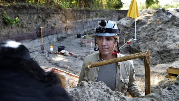 Fritz Fuchs (Guido Hammesfahr) ist ratlos. Wie kann er beweisen, dass er einer archäologischen Sensation auf der Spur ist? | Rechte: ZDF/Antje Dittmann