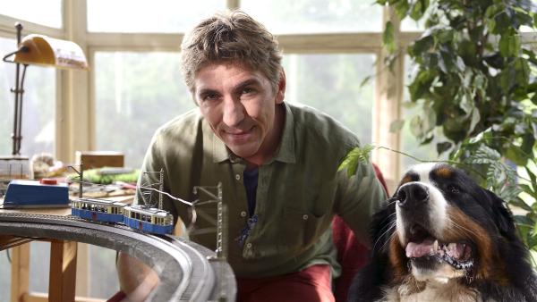 Fritz Fuchs (Guido Hammesfahr) und sein Hund Keks sind große Straßenbahn-Fans. Sie ahnen noch nicht, dass aus der harmlosen Spielerei ein aufregendes Abenteuer wird. | Rechte: ZDF/Antje Dittmann