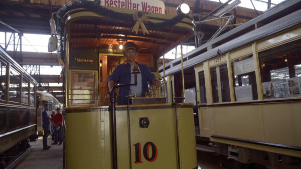 Ein Traum wird für Fritz Fuchs (Guido Hammesfahr) wahr. Endlich kann er eine antike Straßenbahn fahren. | Rechte: ZDF/Antje Dittmann