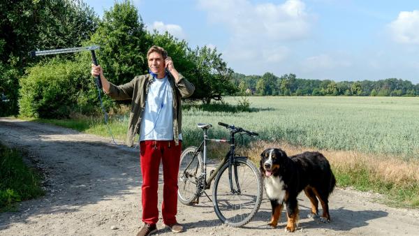 Fritz Fuchs (Guido Hammesfahr) und sein Hund Keks machen sich mit einer Antenne auf die Suche nach dem Bären. Vielleicht empfangen sie ein Signal vom wilden Gast. | Rechte: ZDF/Antje Dittmann
