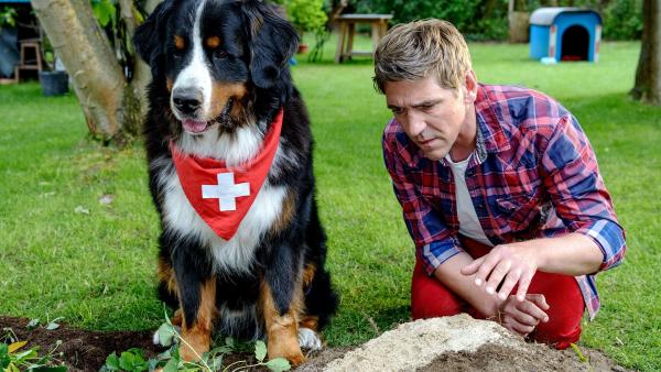 Fritz Fuchs (Guido Hammesfahr) und sein Hund Keks sind aus dem Urlaub zurück und finden den Garten aufgewühlt vor. Wer hat in Fritz' Garten sein Unwesen getrieben? | Rechte: ZDF/Antje Dittmann