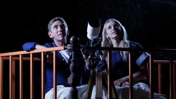 Fritz Fuchs (Guido Hammesfahr) und Luna (Johanna Ingelfinder) staunen bei ihrem Blick in den Bärstadter Nachthimmel: Ob es im All wohl noch anderes Leben gibt? | Rechte: ZDF/Antje Dittmann