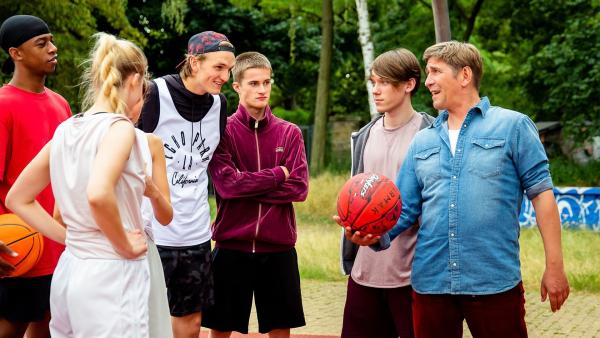 Fritz (Guido Hammesfahr, re.) fordert mit Finn (Alvar Goetze 2.v.r.) die Streetball-Gang zum Basketball heraus. Der "Crack" (Ludger Bökelmann, (3.v.l.) findet das nur witzig. | Rechte: ZDF/Andrea Hansen Fotografie