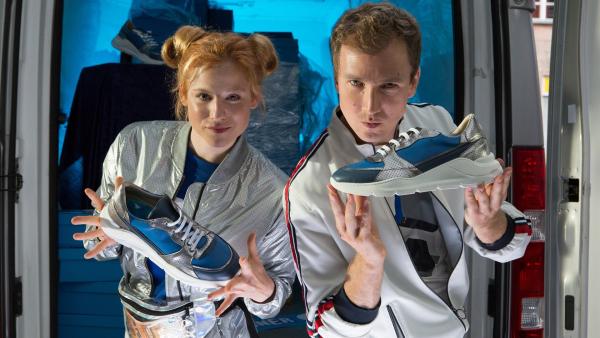 Cindy (Nora Koppen) und Max (Jan Krauter) sind begeistert von ihrer Erfindung, dem unglaublichen "Spacerunner". Der Preis für den Wunderschuh hat es in sich. | Rechte: ZDF/Zia Ziarno
