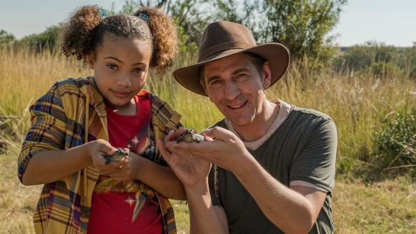 Fritz Fuchs (Guido Hammesfahr) ist schon vertraut mit der Wildnis. Auf der Suche nach dem Gepardenjungen nehmen er und Yasemin (Sanam Afrashteh) sich die Zeit, die Schönheiten Südafrikas zu bestaunen. | Rechte: ZDF/Raquel Fernandes