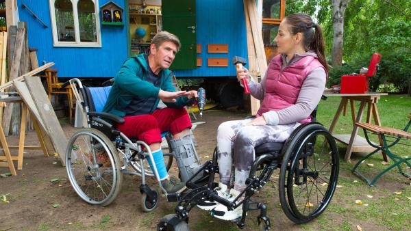 Fritz Fuchs (Guido Hammesfahr) muss nach einem Unfall für sechs Wochen im Rollstuhl sitzen. Zum Glück lernt er Julia (Kristina Vogel) kennen, die selbst im Rollstuhl sitzt. Sie gibt Fritz Tipps für seinen Alltag als "Rolli" - voller neuen Hindernissen und Herausforderungen. Die beiden beschließen, gemeinsam eine Rampe für den Bauwagen zu bauen. | Rechte: ZDF/Zia Ziarno