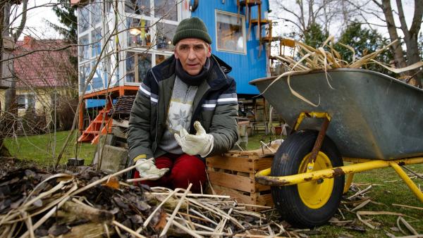 Fritz (Guido Hammesfahr) hat für den Igel ein gemütliches Winterquartier gebaut. | Rechte: ZDF/Andrea Hansen