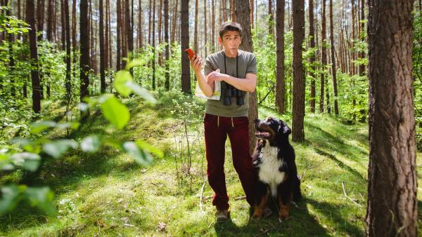 Tief im Wald ist Fritz Fuchs (Guido Hammesfahr) mit Keks auf der Jagd nach Vogelstimmen. | Rechte: ZDF/Andrea Hansen Fotografie
