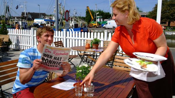 Eine Fischmahlzeit im Hafenrestaurant - Fritz Fuchs (Guido Hammesfahr) genießt seinen Nordseeurlaub. | Rechte: ZDF/Christiane Pausch