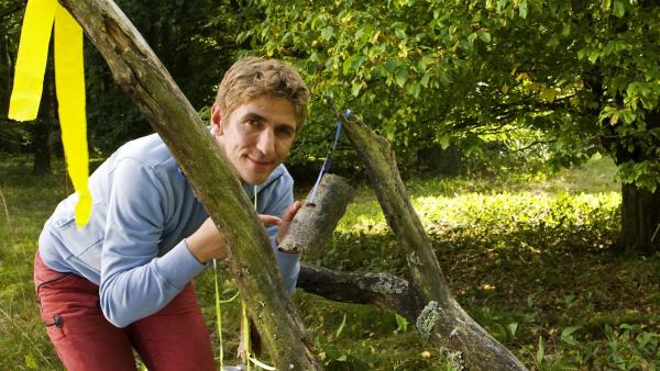 Fritz Fuchs (Guido Hammesfahr) legt die erste Aufgabe für die Schnitzeljagd aus: Welche Rinde gehört zu welchem Baum? | Rechte: ZDF/Antje Dittmann