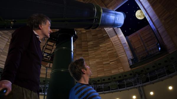 Fritz Fuchs (Guido Hammesfahr) ist fasziniert von der Schönheit des Mondes. Im Observatorium zeigt ihm Herr Maren (Falk Rockstroh) den Vollmond in voller Größe. | Rechte: ZDF/Thomas Bergmann