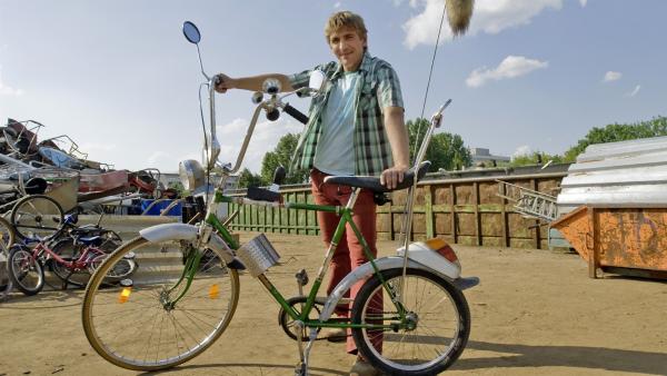 Fritz (Guido Hammesfahr) ist stolz auf das neu-alte, umgebaute Paschulke Fahrrad. | Rechte: ZDF/Antje Dittmann