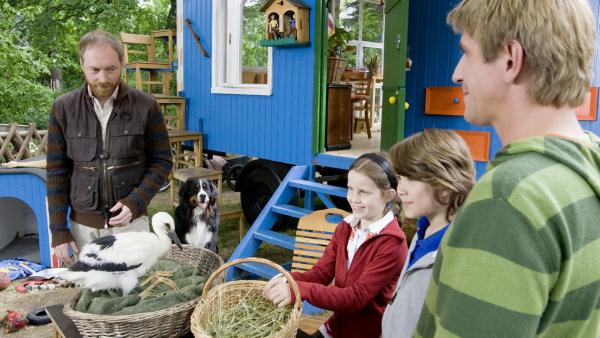 Fritz Fuchs (Guido Hammesfahr) und die Kinder (Celine Tanneberger und Bela Baganz) haben den kleinen Storch gerettet. Nun kann er auf den Storchenhof gebracht werden. (li.: Rainer Sellien) | Rechte: ZDF/Antje Dittmann