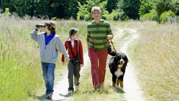 Jetzt ist Keks? Runde dran. Fritz Fuchs (Guido Hammesfahr) macht sich mit den Kindern (Celine Tanneberger und Bela Baganz) auf den Weg. | Rechte: ZDF/Antje Dittmann