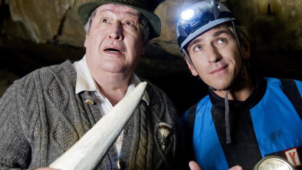 Haben Fritz (Guido Hammesfahr) und Nachbar Paschulke (Helmut Krauss) wirklich die Höhle des Bärstädter Drachens gefunden? | Rechte: ZDF/Antje Dittmann
