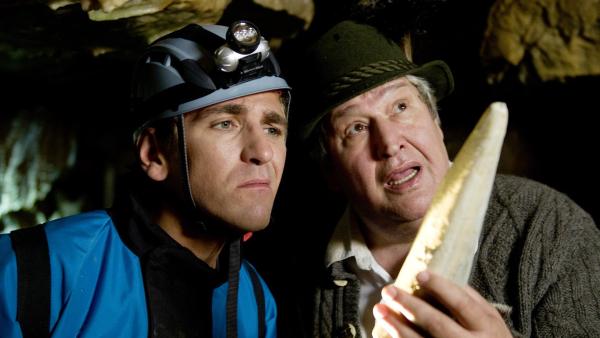 Fritz (Guido Hammesfahr) und Nachbar Paschulke (Helmut Krauss) finden tatsächlich eine Höhle in Bärstadt; stammt der merkwürdige Drachenzahn hierher? | Rechte: ZDF/Antje Dittmann