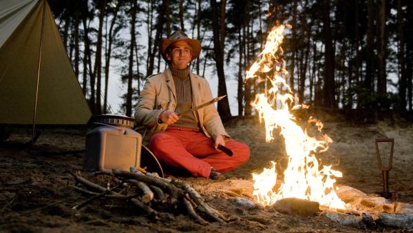 Ein Zelt und ein warmes Feuer. Fritz Fuchs (Guido Hammesfahr) genießt sein Abenteuer in der Waldeinsamkeit. | Rechte: ZDF/Antje Dittmann