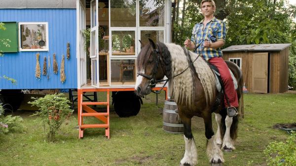 Ein ganz neues Gefühl für Fritz Fuchs (Guido Hammesfahr), die Welt vom Pferderücken aus zu sehen. | Rechte: ZDF/Antje Dittmann