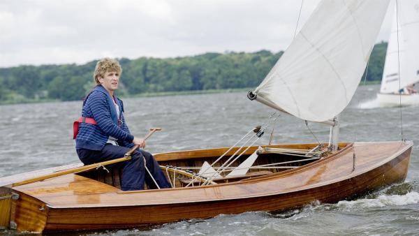 Immer härter am Wind treibt Fritz (Guido Hammesfahr) das Boot voran. | Rechte: ZDF/Antje Dittmann
