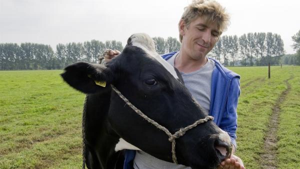 Schöne Landidylle, Fritz (Guido Hammesfahr) will Kuh Heike nach Hause bringen. | Rechte: ZDF/Antje Dittmann