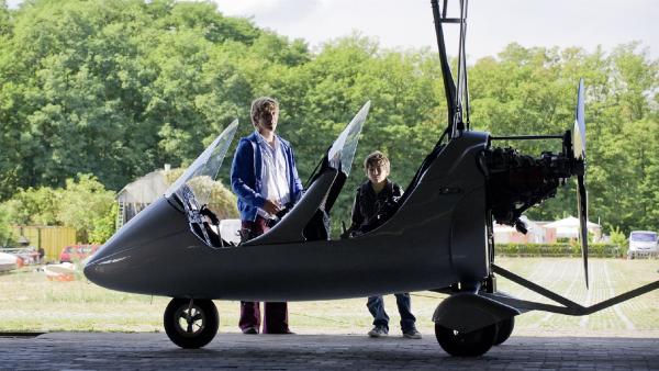 Fritz (Guido Hammesfahr) oder Yunus (Jannis Michel) - für einen von beiden wird der Traum vom Fliegen wahr? | Rechte: ZDF/Antje Dittmann