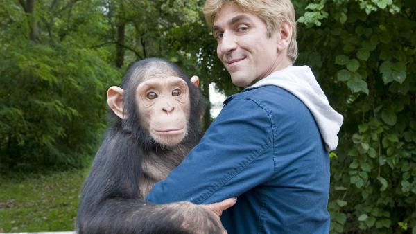 Fritz Fuchs (Guido Hammesfahr) und der kleine Schimpanse mögen sich wirklich. | Rechte: ZDF/Antje Dittmann