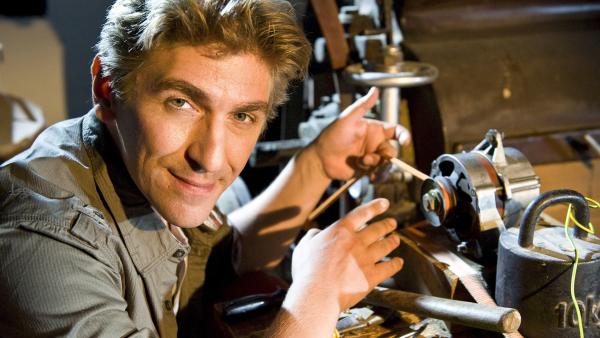 Fritz Fuchs (Guido Hammesfahr) macht sich die alte Technik der Mühle zunutze, um Strom zu erzeugen. | Rechte: ZDF/Antje Dittmann
