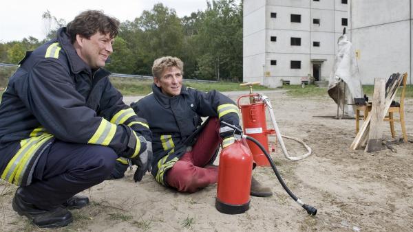 Löschübung abgeschlossen, Fritz (Guido Hammesfahr) lernt von Feuerwehrmann Jakob Schnellinger (Hans-Jochen Wagner), was zu tun ist, wenn es brennt. | Rechte: ZDF/Antje Dittmann