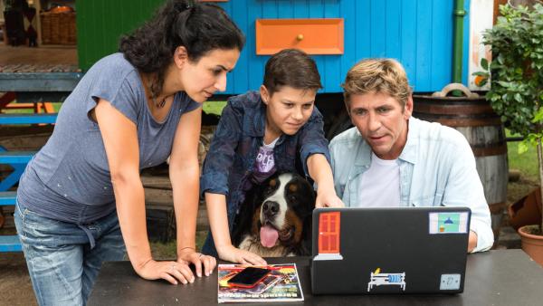 Fritz Fuchs, ein Junge, Yasemin und Keks schauen auf einen aufgeklappten Laptop. | Rechte: ZDF