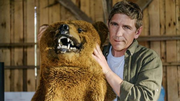 Fritz Fuchs hält das Oberteil eines Bärenkostüms mit Bärenkopf in den Händen | Rechte: ZDF