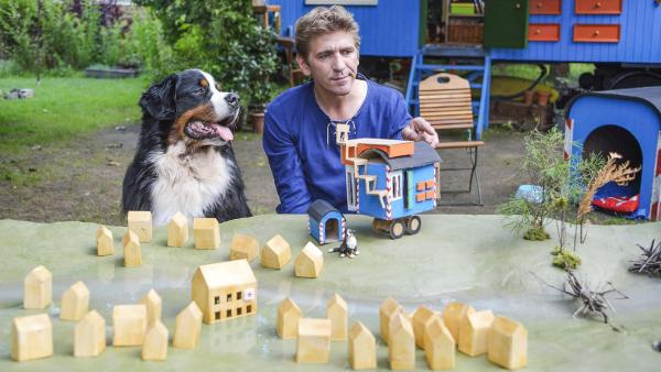 Fritz und Keks sitzen vor einem Modell von Bärstadt samt Bauwagen. | Rechte: ZDF
